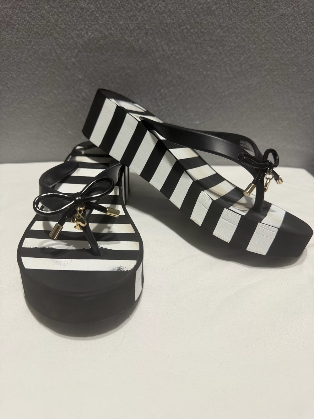 Kate Spade Flip Flops Platform Women’s s9 White/Black Spade Charm